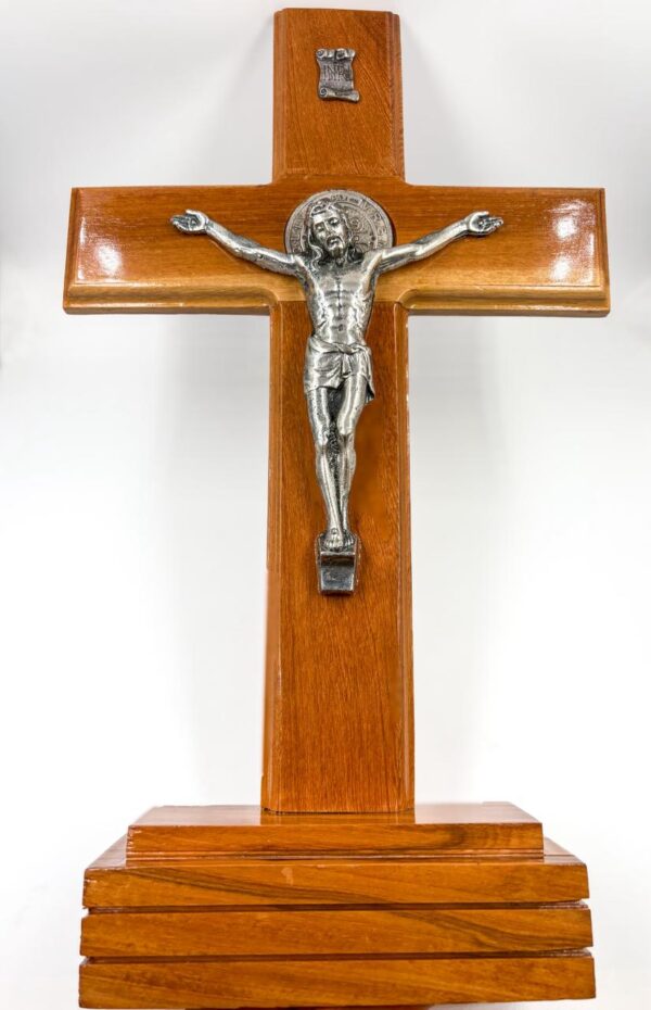 WhatsApp Image 2026-01-20 at 12.33.20 PM 1101 Cristo San Benito madera base 35cm